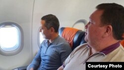 Омурбек Бабанов и Мирлан Жээнчороев в самолете.