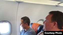 Өмүрбек Бабанов менен Мирлан Жээнчороев. 