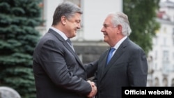 Президент України Петро Порошенко (л) і держсекретар США Рекс Тіллерсон (п). Київ, 9 липня 2017 року