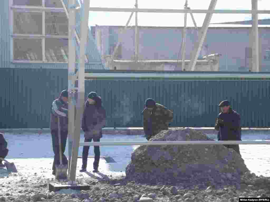 Учурда Нарын шаарында 20 градустан ашык суук болгондугуна карабастан, курулушчулар ишин токтоткон жок.