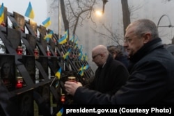У цырымоніі ўшанаваньня памяці ўзялі прадстаўнікі Вярхоўнай Рады, Кабінэту міністраў і грамадзкіх арганізацый