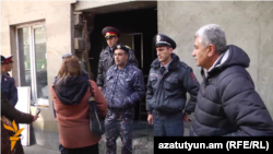 Բնակիչներն ու ոստիկանները Պուշկինի 51/1 շենքի մոտ: