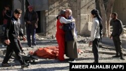 На снимке: выжившие после авиаударов по Алеппо