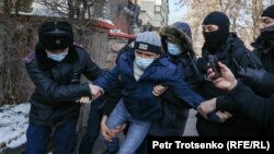 پولیس قزاقستان در حال بازداشت کردن اعتراض‌کننده‌ها.