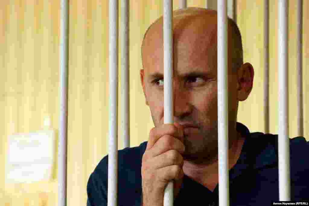 Зеври Абсеитов, врач-стоматолог из Бахчисарая, отец четырех детей. Его обвиняют в участии в &quot;Хизб ут-Тахрире&quot;.