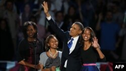 АКШ  -- Президент Барак Обама Биринчи леди Мишель Обама жана кыздары менен жеңиши белгилүү болгон алгачкы мүнөттөрдө. Чикаго, 7-ноябрь, 2012. 