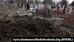 Воронка от снаряда на кладбище поселка Сартана