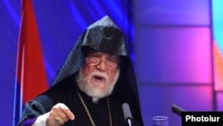 Его Святейшество Католикос Великого Дома Киликийского Арам Первый  выступает с речью в Ереване, 19 сентября 2014 г․
