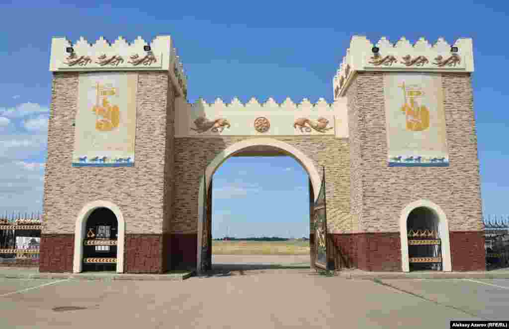 Вход на территорию некрополя &laquo;Боралдайские сакские курганы&raquo;. Баннеры справа и слева извещают о проходящем фестивале.