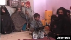 Ұлы атыста қаза тапқан Резагүл қызы, келіні және кіші ұлымен отыр. Ауғанстан, Фатах провинциясы.  