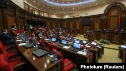 Армениянын премьер-министринин милдетин аткаруучу Никол Пашинян парламентте сүйлөп жатат, 1-ноябрь 2018-жыл. 