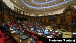 В соответствии с Конституцией, парламент распущен, новые выборы пройдут 9 декабря