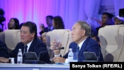 Президент Казахстана Нурсултан Назарбаев (справа) на презентации порта Курык. 