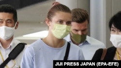 Беларус спортчусу Кристина Тимановская Токио аэропортунда. 4-август, 2021-жыл.