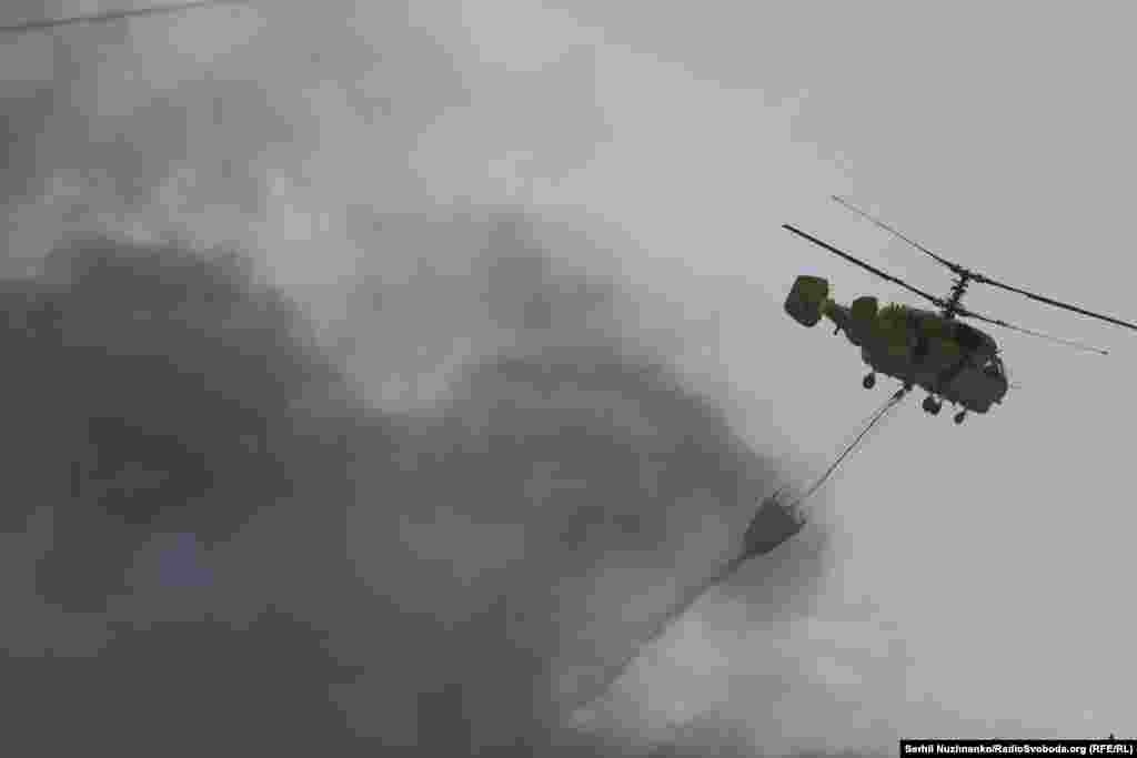 До ліквідації наслідків залучили гелікоптери, Київ, 10 червня 2025 року.«Загалом до ліквідації наслідків російського обстрілу залучені у Києві 441 рятувальник та 102 одиниці техніки», – повідомляють у ДСНС