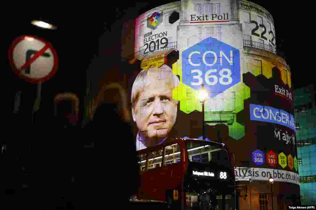 Результаты экзитпола, отображенные на здании Би-би-си в Лондоне, показывают, что Консервативная партия британского премьер-министра Бориса Джонсона получит 368 мест и будет доминировать в парламенте. В это же время начался официальный подсчет голосов на выборах 12 декабря 2019 года.