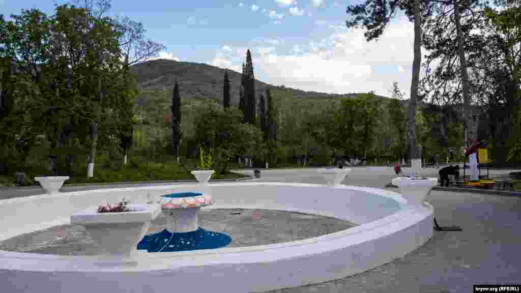 Köyniñ çeşmeli parkı, amma suvı yoq