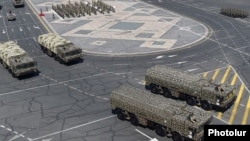 «Իսկանդեր» հրթիռային համակարգերը Երևանի Հանրապետության հրապարակում։