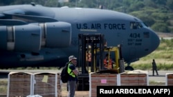 Самолёт с гуманитарной помощью в Колумбии