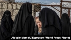 Сириядагы "Аль-Хол" качкындар лагериндеги аялдар менен балдар. Архивдик фото.