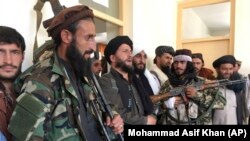 "Талибан" (Кыргызстанда тыюу салынган) кыймылынын согушкерлери багынып берген туткундарды кайтарып турушат.  Ооганстан. 8-сентябрь, 2021-жыл.