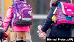 За даними МОН, нині близько тисячі українських шкіл зруйновані через бойові дії, ще понад 450 опинилися в окупації