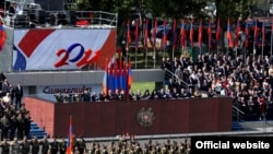 ՀՀ նախագահը և այլ բարձրաստիճան պաշտոնյաները դիտում են անկախության 20-ամյակին նվիրված զորահանդեսը, 21 սեպտեմբեր, 2011