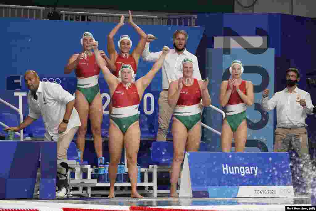 Суу полосу боюнча Венгриянын кыз-келиндер курама командасы АКШнын курама командасын утуп алганын майрамдоодо.&nbsp;