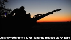 Військовослужбовець 127-ї окремої бригади територіальної оборони ЗСУ поблизу Харкова готовий відкривати вогонь по російських безпілотниках, 24 травня 2025 року