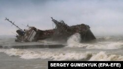 Крушение танкера "Делфи" в одесском порту, архивное фото
