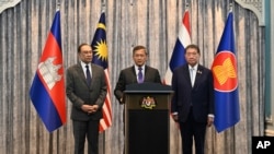 Выканаўца абавязкаў прэмʼера Тайлянду Пхумтхам Вэчаячай, прэмʼер-міністар Камбоджы Гун Манэт і прэм’ер-міністар Малайзіі Анвар Ібрагім. Путраджая, 28 ліпеня 2025 