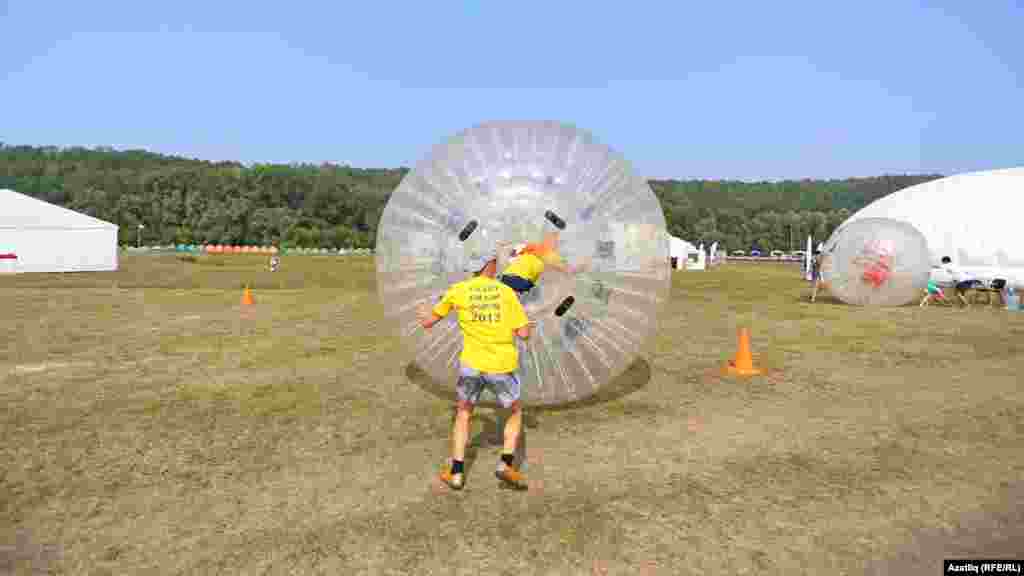 Сәлкешләр өчен төрле кызыклы уен-ярышлар уза. Шуларның берсе кабартылган шар эченә кереп йөгерү