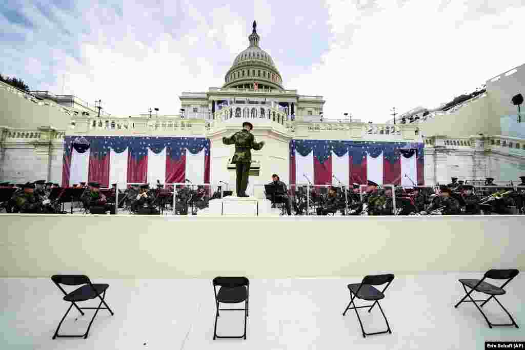 Учасники військового оркестру беруть участь у генеральній репетиції церемонії вступу на посаду обраного президента Джо Байдена та віцепрезидентки Камали Гарріс у Капітолії,&nbsp;18 січня 2021 року