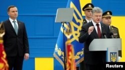 Анджей Дуда (л) і Петро Порошенко (2-й п), архівне фото