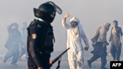 مظاهره چیان در اسلام آباد که به طرفداری از عمران خان صدراعظم پیشین پاکستان به جاده ها بیرون شده و دست به خشونت زده بودند. 