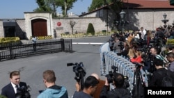 Թուրքիա -Լրատվամիջոցների ներկայացուցիչները սպասում են Դոլմաբահչե պալատի մոտ, Ստամբուլ, 15-ը մայիսի, 2025թ.