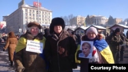 Қоғамдық белсенді Жанболат Мамай (ортада). Киев, 2 ақпан, 2014 жыл 