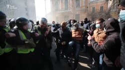 Відео бійки праворадикалів з поліцією під Адміністрацією президента