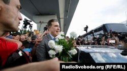 Под выкрики «Миша, Миша» Саакашвили встречали его сторонники в киевском аэропорту Борисполь
