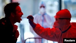 Գերմանիա - Քյոլնում ոստիկանը կորոնավիրուսի թեստավորում է անցնում, ապրիլ, 2020թ.