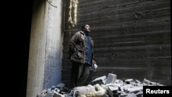 Абу Мохаммад Алая үйүнүн урандыларынын арасында турат.  Чыгыш Гутадагы Доума шаары. 2-март, 2018-жыл.