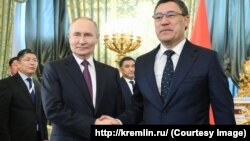 Кыргызстандын президенти Садыр Жапаров менен Орусиянын президенти Владимир Путин. Москва, 2-июль 2025-жыл.