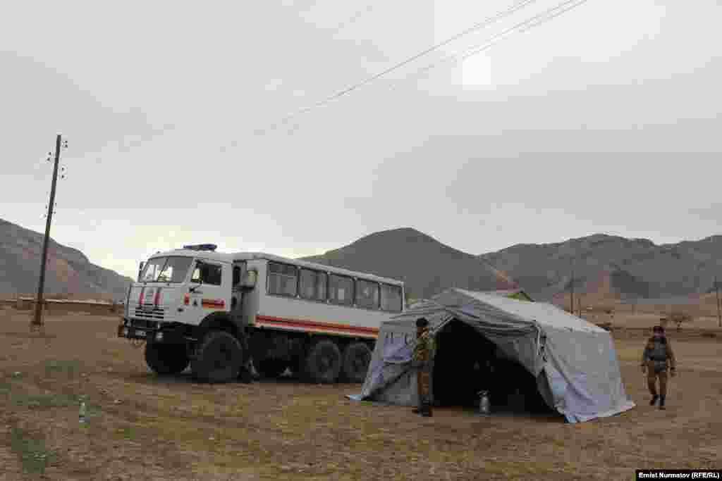 Өзгөчө кырдаалдар министрлигинин атайын штабы жабыр тарткан Кызыл-Суу айыл округунда үзгүлтүксүз иш алып барууда.&nbsp;