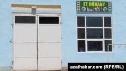 Ýapylan et dükanlaryň biri.