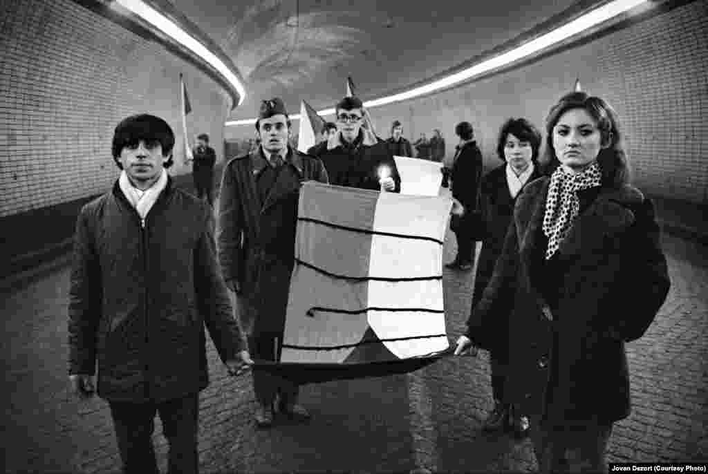 Во время похорон Палаха 25 января 1969 люди несут чехословацкие флаги