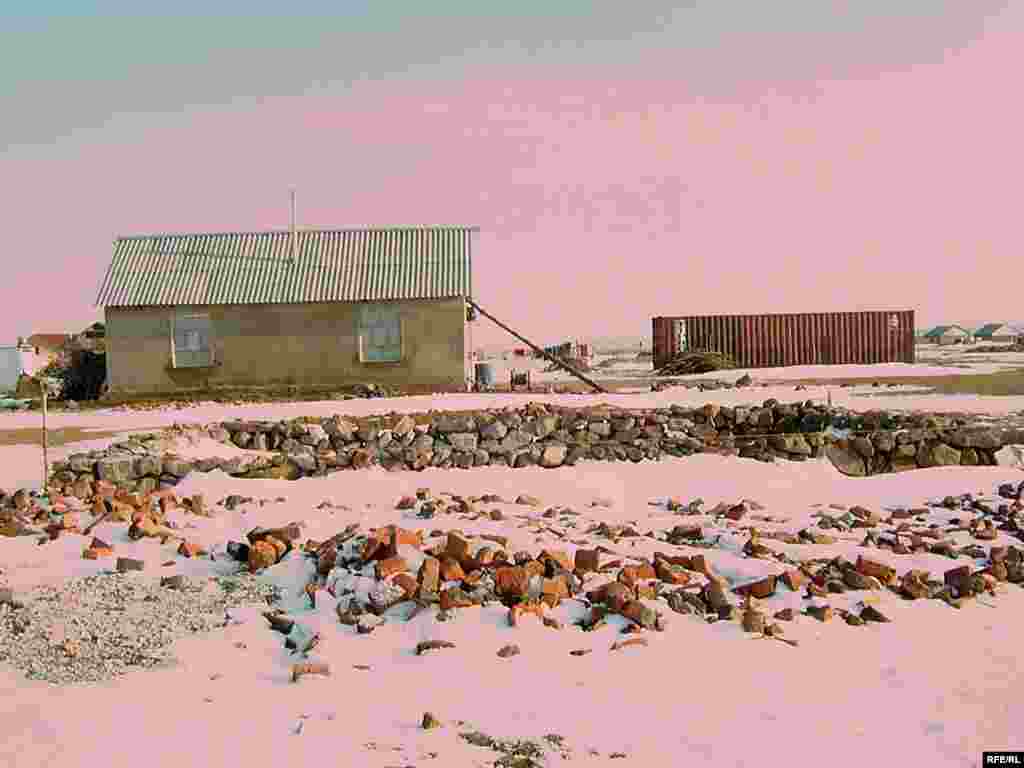 Оралмандардың көпшілігі үйдің іргетасын жай тастардан қалай салған. Билік осындағы ондаған үйді күреп тастамақшы.  - Оралмандардың көпшілігі үйдің іргетасын жай тастардан қалай салған. Билік осындағы ондаған үйді күреп тастамақшы. 