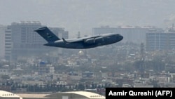 Кабул аэропортунан учуп чыккан америкалык аскердик учак. 30-август, 2021-жыл.