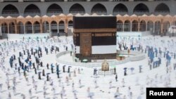 ааба ташын айланып жүргөн мусулмандар. 29-июль, 2020-жыл.