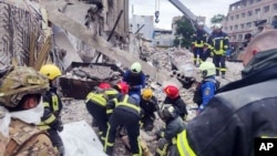 Ուկրաինա - Որոնողա-փրկարարական աշխատանքները Կրամատորսկում հրթիռային հարվածի հետևանքով փլուզված շենքի փլատակներում, 28-ը հունիսի, 2023թ.