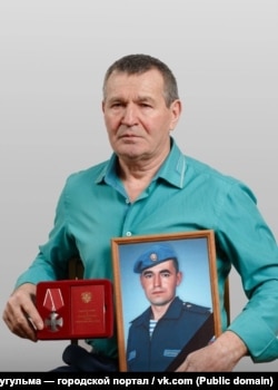 Отец Рамиса Каюмова Ильяс с фотографией сына. Фото: Бугульма — городской портал / vk.com